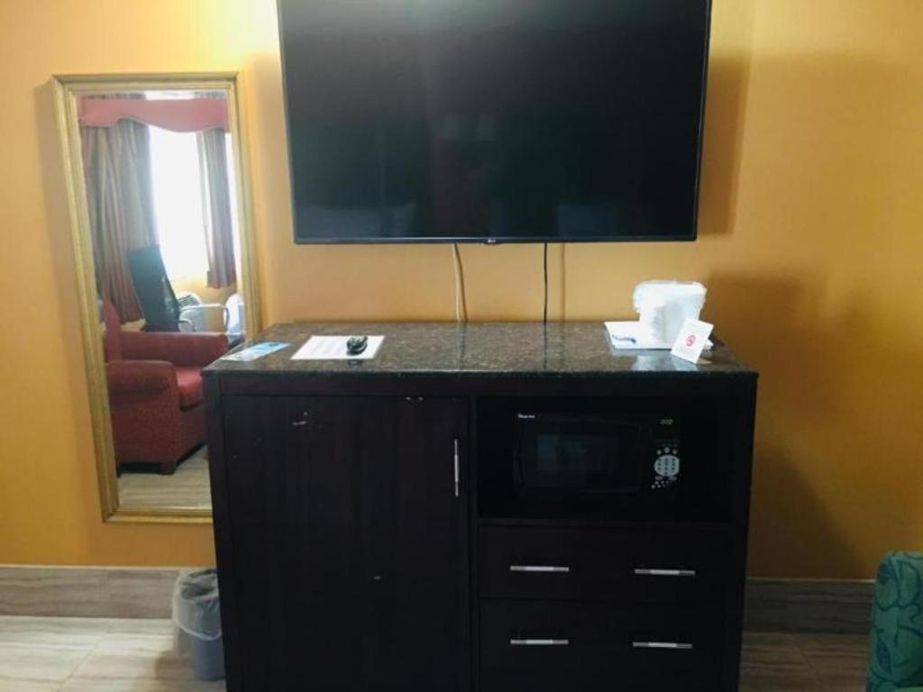 Travelodge By Wyndham Bay Shore Long Island Dış mekan fotoğraf